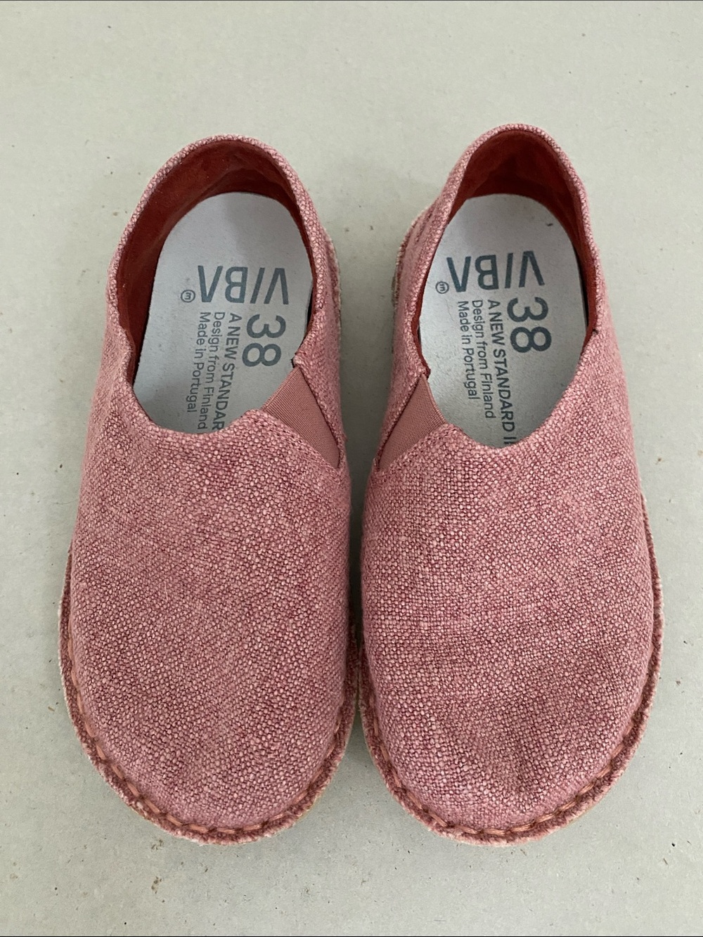 VIBAe Slip-Ons in Linen Pomegranate Red